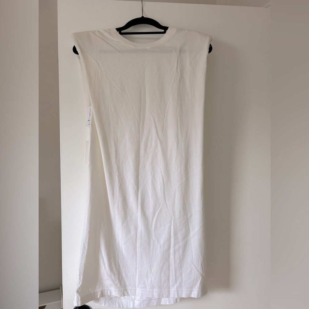 Cute, casual midi dress, never been warn! Aritzia, XS